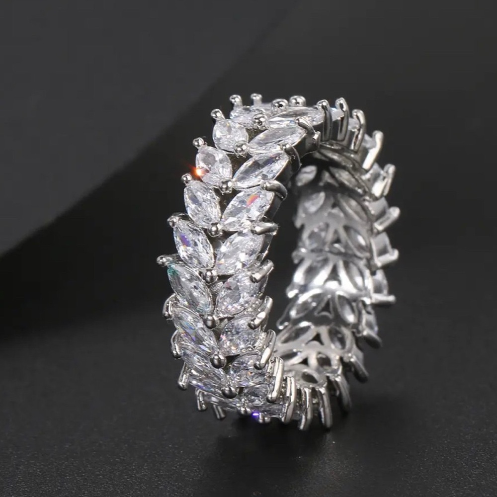 Elegant Silver Leaf Design Ring